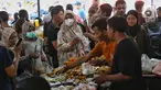 Warga memilih ragam aneka takjil untuk berbuka puasa yang dijajakan di Pasar Takjil Ramadan Bendungan Hilir (Benhil), Jakarta, Minggu (2/3/2025). (Liputan6.com/Angga Yuniar)