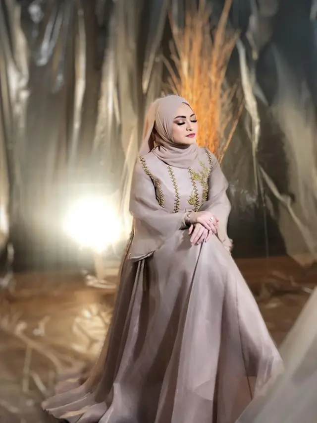 7 Gaya OOTD Nathalie Holscher dengan Busana Muslim, Jadi Inspirasi