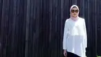 Istri Arie Untung, Fenita Arie berpose dengan mengenakan hijab dengan dengan baju putih dan aksesori kacamata. Fenita memutuskan berhijab sejak awal tahun 2018. (Instagram/fenitarie)