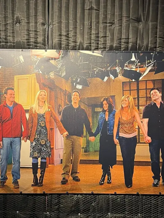 Meski mimpi berkunjung ke lokasi syuting Friends sudah terwujud, tetap saja Zaskia Adya Mecca terenyuh kala melihat foto yang menampilkan suasana syuting episode terakhir. “Ngebayangin pas mereka syuting di sana, liat foto final episode, sampe terharu sendiri.. Buat pecinta friends, semoga ada kesempatan juga yahh main ke sini,” pungas Zaskia Adya Mecca. (Foto: Dok. Instagram @zaskiadyamecca)