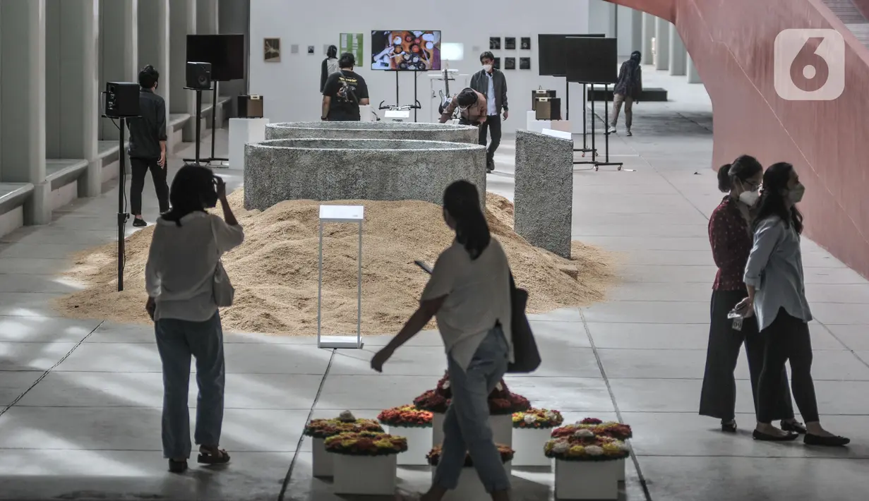 Pengunjung mengamati salah satu karya yang dipamerkan Jakarta Biennale 2021 di Museum Nasional, Jakarta, Selasa (23/11/2021). Ajang seni rupa Jakarta Biennale digelar mulai 21 November 2021-21 Januari 2022. (merdeka.com/Iqbal S. Nugroho)