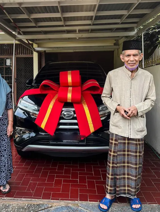 Kebahagiaan begitu terpancar dari wajah kakek dan nenek Atta Halilintar. (Foto: Instagram/ attahalilintar)
