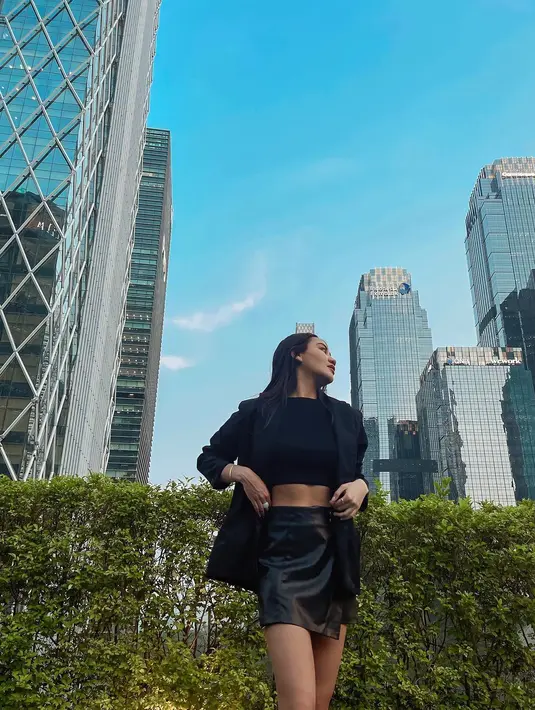 Gaya chic Aaliyah Massaid mengenakan outfit serba hitam. Crop top, dipadu dengan mini skirt kulit, dan ditumpuk pakai blazer yang semuanya berwarna hitam. [Foto: Instagram/aaliyah.massaid]