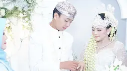 Dalam unggahan tersebut, Mella Rossa pun memperlihatkan momen usai menjalani ijab kabul bersama sang kekasih, Hendra. Bahkan kebahagiaan terlihat jelas di wajah keduanya. (Liputan6.com/IG/@ellarose_me)