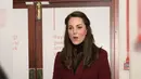 Ekspresi Kate Middleton saat bermain biliar dalam kunjungannya ke MIST, sebuah proyek kesehatan mental bagi anak dan remaja di Pontypool, Wales, Inggris, Inggris (22/2). (AFP Photo / Pool / Paul Edwards)
