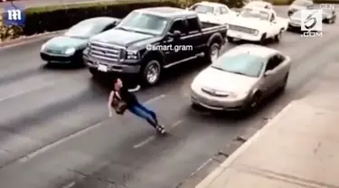 Rekaman kamera CCTV memperlihatkan seorang wanita terlindas mobil saat terpeleset memakai sepatu heels.