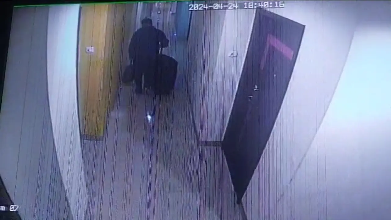 CCTV hotel merekam aktivitas AARN, terduga pelaku pembunuhan terhadap seorang wanita yang ditemukan di sebuah koper oleh warga sekitar pinggir Sungai Kalimalang, Bekasi, Jawa Barat. (Merdeka.com/Bachtiarudin Alam)