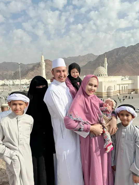 Tak hanya saat liburan saja, namun Kartika Putri serta sang suami turut memboyong kelima anaknya untuk menjalani umroh bersama. Bahkan, dalam momen tersebut, anak-anak Kartika Putri dan Habib Usman tak kuasa menahan tangis haru bahagia saat bisa masuk dan sholat di makam Rasulullah atau Raudhah. (Liputan6.com/IG/@kartikaputriworld)