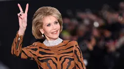 Aktris legendaris, Jane Fonda menunjukkan salam damai (dua jari) saat menjadi model fashion show untuk L'Oreal di Paris Fashion Week, Minggu (1/10). Dengan riasan mata smokey, Jane Fonda terlihat semakin memukau. (CHRISTOPHE SIMON/AFP)