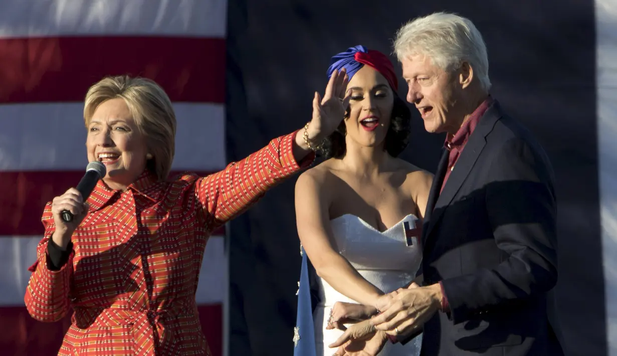 (Ki-ka) Hillary Clinton, Katy Perry dan Bill Clinton saat kampanye di Des Moines , Iowa , Sabtu (24/10/ 2015). Kehadiran Katy Perry membuat kampanye Hillary disambut dengan antusias oleh warga.  (REUTERS / Scott Morgan)