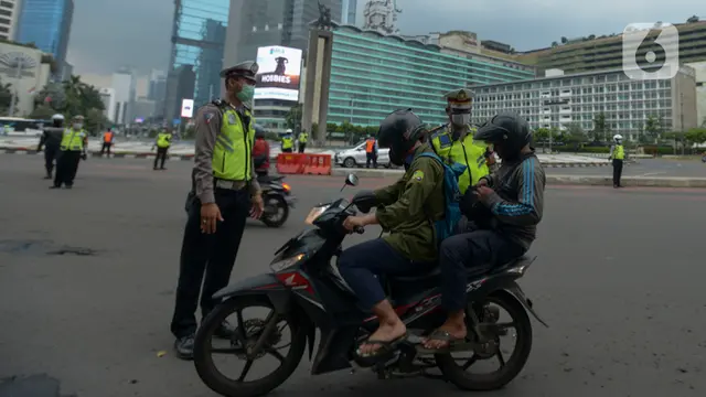 Suasana Hari Pertama Penerapan PSBB di Bundaran HI