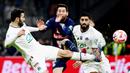 Pemin Paris Saint-Germain (PSG), Lionel Messi, diadang bek Marseille, Sead Kolasinac dan Samuel Gigot, pada laga Piala Prancis di Stadion Stade Velodrome, Rabu (8/2/2022). (AFP/Christophe Simon)
