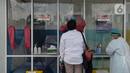 Warga menjalani "swab test" di GSI Lab (Genomik Solidaritas Indonesia Laboratorium), Cilandak, Jakarta, Rabu (7/10/2020). Pemerintah menetapkan harga batas tes usap alias tes swab melalui PCR untuk mendeteksi Covid-19 agar mendorong masyarakat melakukan tes secara mandiri. (merdeka.com/Imam Buhori)