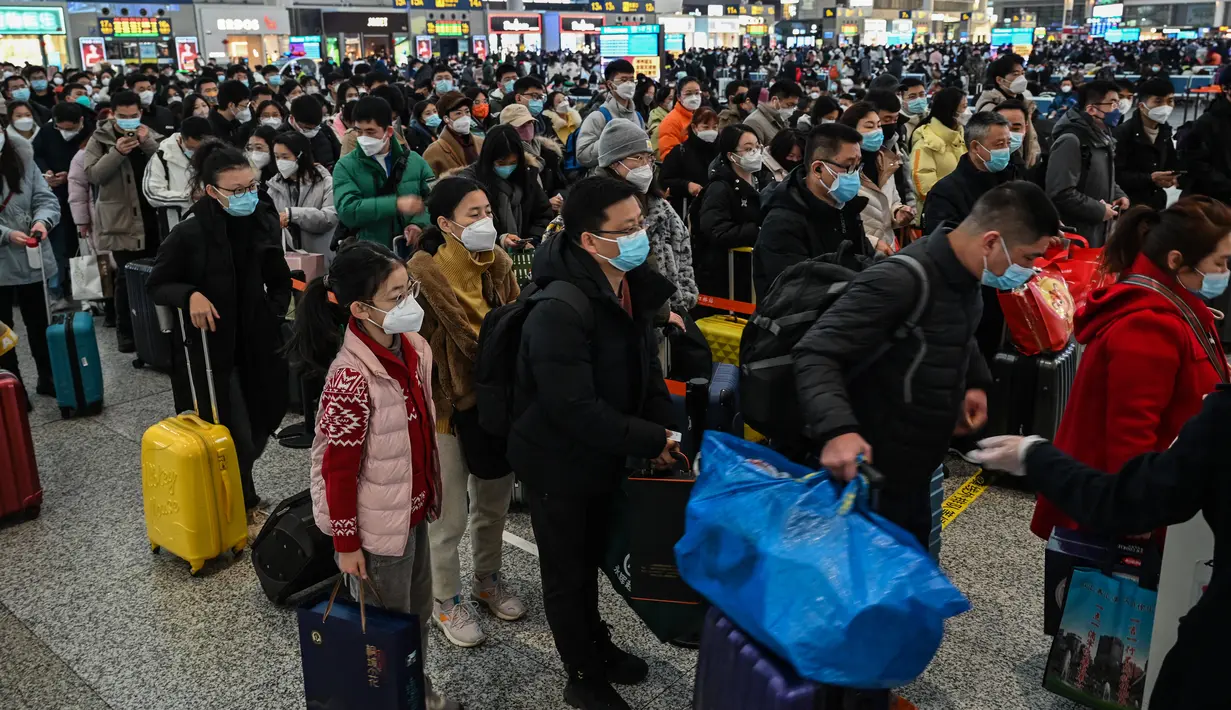 Suasana stasiun kereta api Hongqiao menjelang Tahun Baru Imlek di Shanghai (20/1/2023). Tahun Baru Imlek tahun ini menandai tahun kelinci air yang jatuh pada tanggal 22 Januari. (AFP/Hector Retamal)