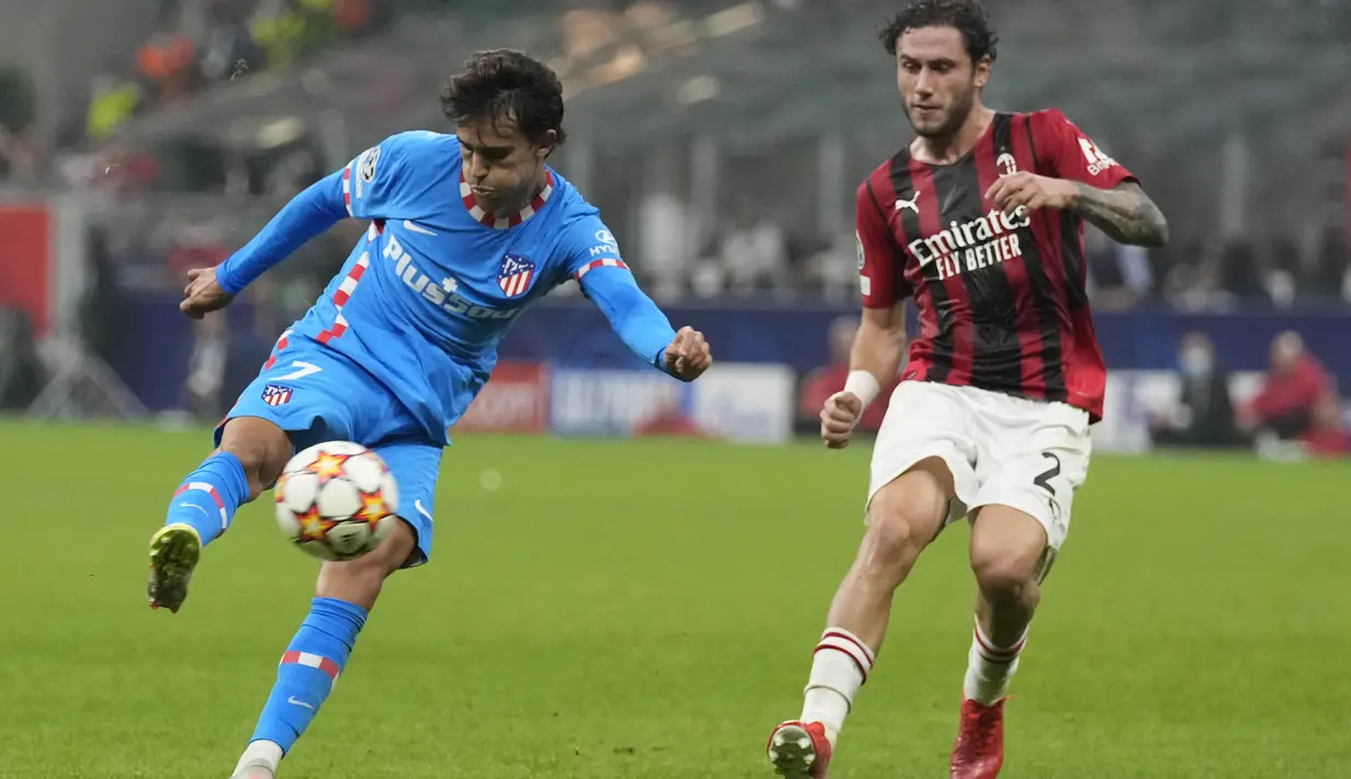 Menit ke-62, Atletico mendapat kans lagi via Felix usai mendapat umpan dari Lodi. Ia melewatkan kesempatan pertama karena bola tertinggal di belakangnya. Namun ia masih bisa menendangnya pada keempatan kedua. (AP/Antonio Calanni)