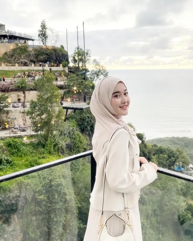 7 Potret Kamila Asy Syifa, istri Gus Zizan yang stylish dan traveler