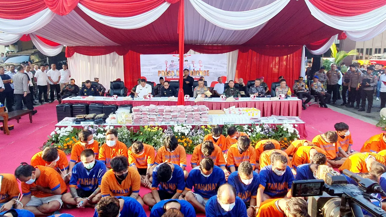 Sejumlah tersangka kejahatan diamankan di Polda Jatim. (Dian Kurniawan/Liputan6.com)