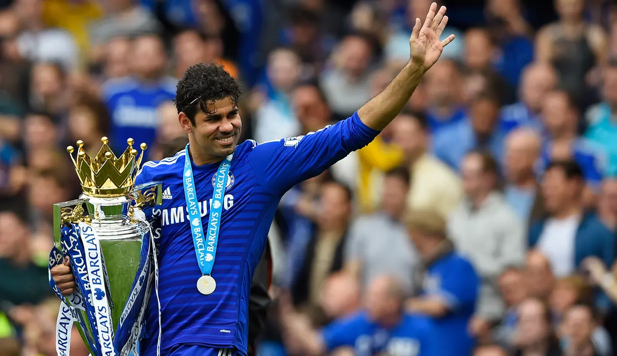 Penyerang Chelsea, Diego Costa tersenyum sambil membawa trofi Premier League di Stamford Bridge, Minggu (24/5/2015). Ini merupakan Gelar ke-4 Chelsea di Premier League.  (Reuters/Dylan Martinez)