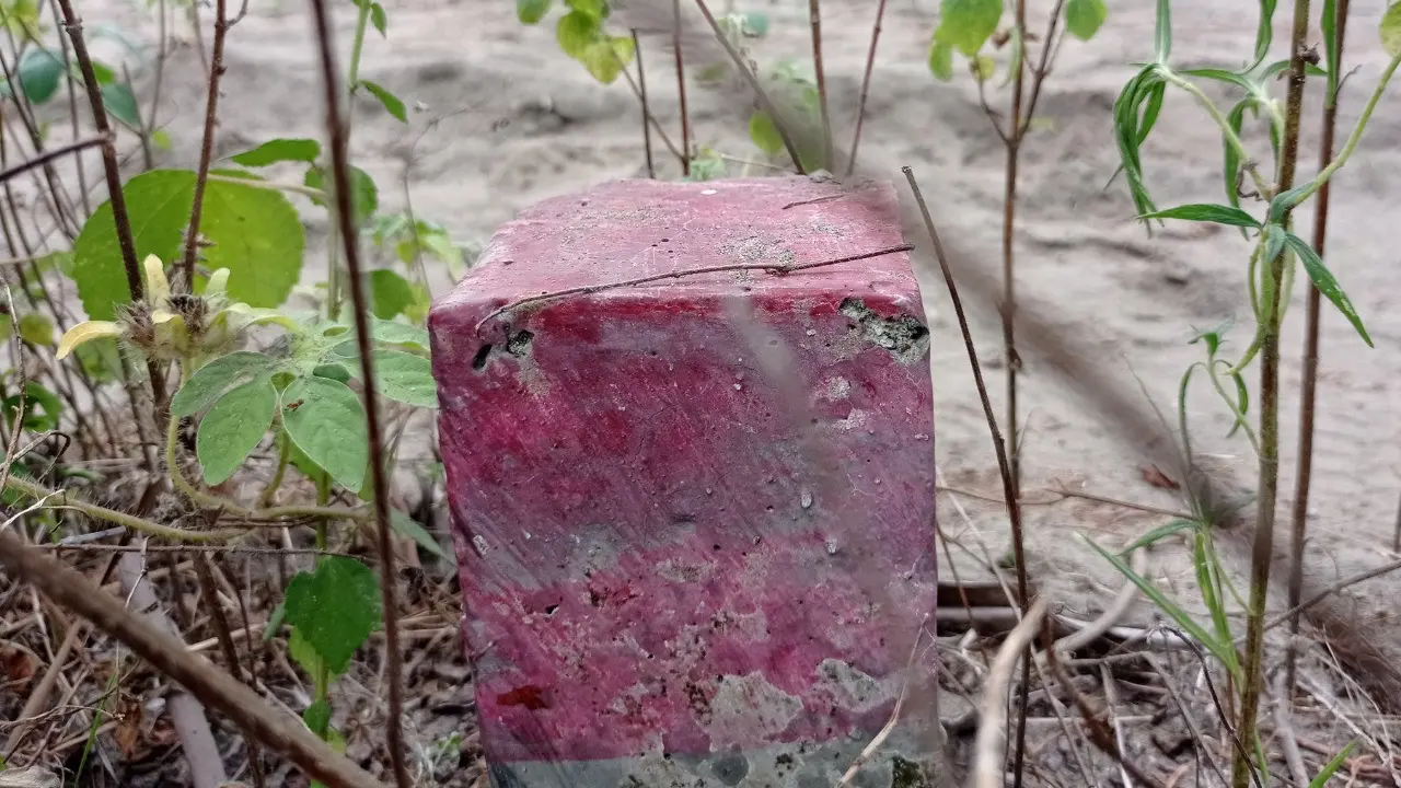 Patok beton yang dipasang di utara makam Desa Mirit Petikusan sebagai batas tanah yang diklaim TNI AD, Rabu (5/5/2021). (Foto: Liputan6.com/Rudal Afgani Dirgantara)