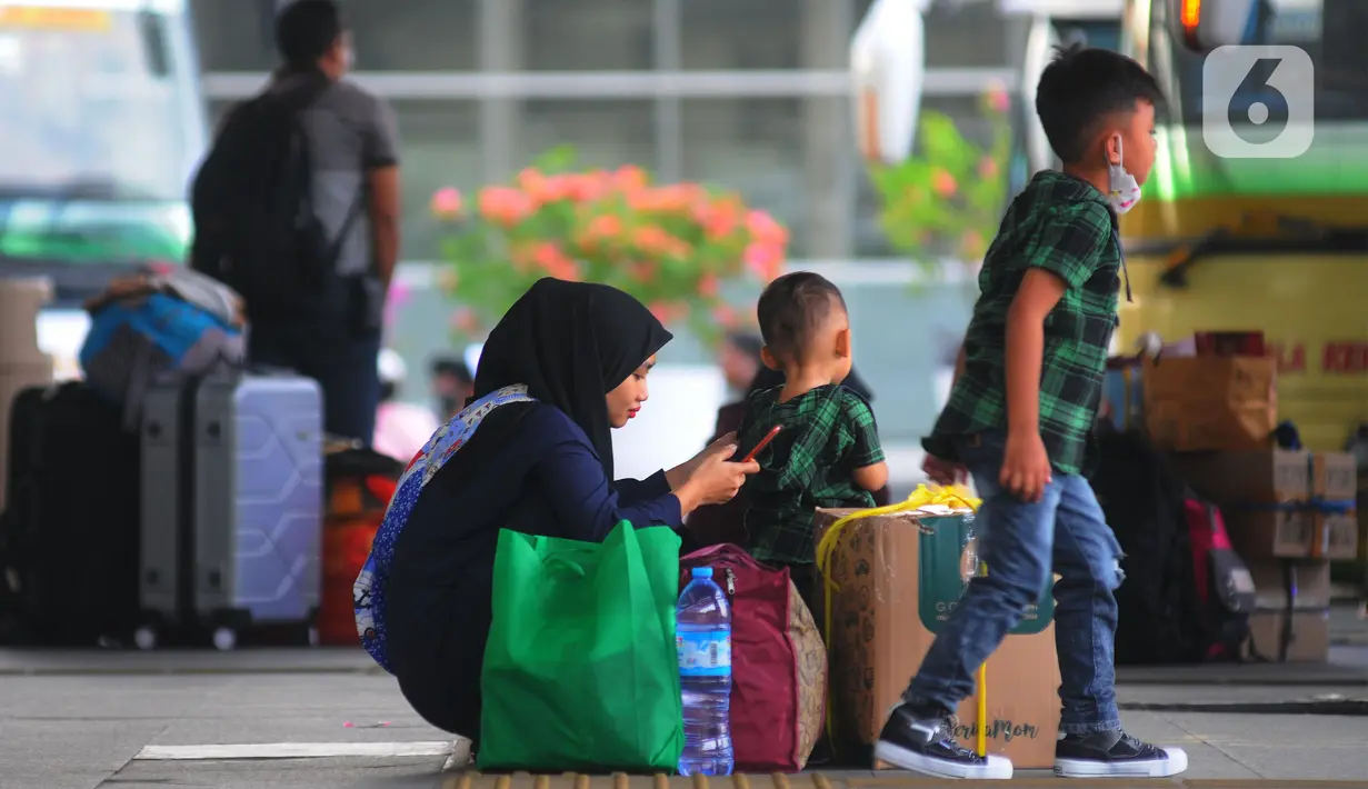 Warga menunggu bus keberangkatan di Terminal Terpadu Pulo Gebang, Jakarta Timur, Kamis (13/4/2023). (merdeka.com/Imam Buhori)