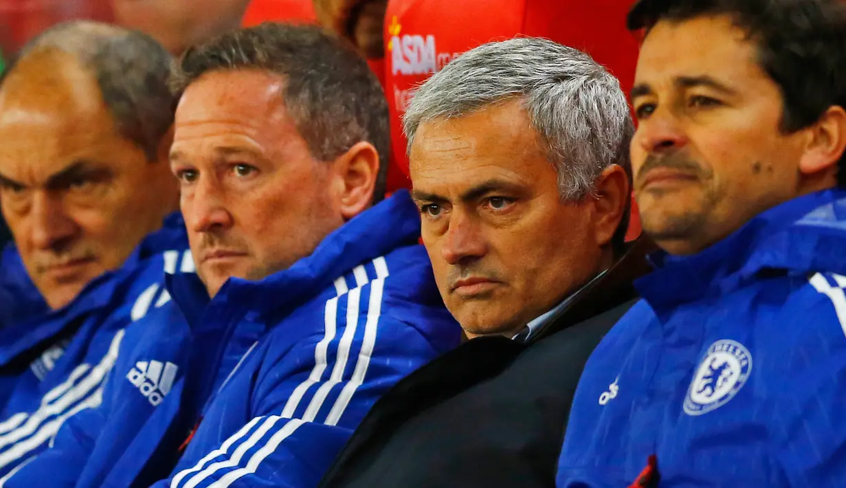 Pelatih Chelsea Jose Mourinho tampak tegang menonton anak asuhannya bertanding melawan Stoke City pada babak 16 besar Piala liga inggris di Britannia Stadium, Inggris, Selasa (27/19/2015). Chelsea kalah 5-4 pada babak adu pinalti. (Reuters/Darren Staples)