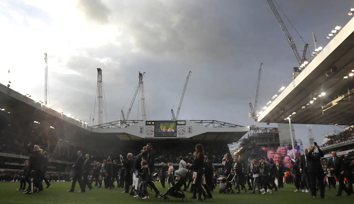 Suporter tumpah ruah di lapangan usai laga Tottenham melawan Manchester United di stadion White Hart Lane, (14/05/2017). Laga tersebut merupakan laga terakhir di White Hart Lane setelah 118 tahun menempati stadion tersebut. (AP/Frank Augstein)