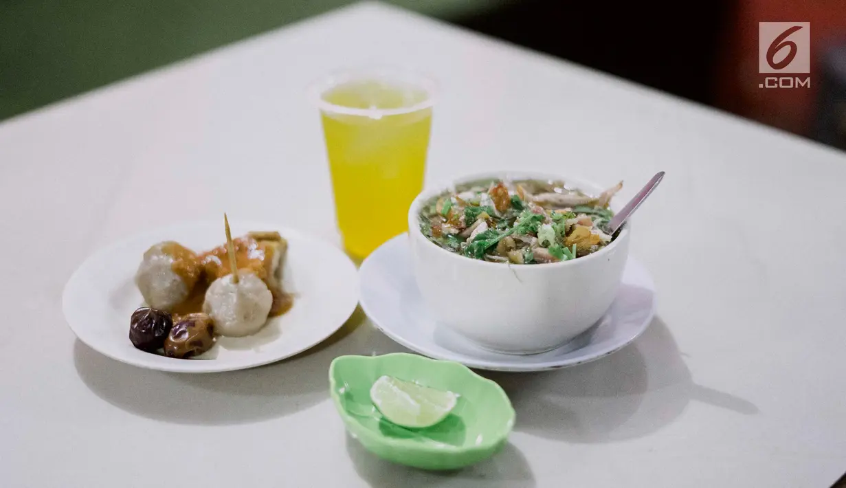 Menu hidangan yang disajikan di Kedai Soto Kauman Express Sawangan, Depok, Jawa Barat, Senin (13/5). Selama Ramadan, kedai soto ini menyediakan satu paket menu buka puasa terdiri dari soto, siomay, kurma, dan minuman cukup dibayar dengan doa pada secarik kertas. (Liputan6.com/Immanuel Antonius)
