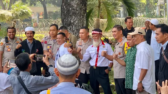 Demonstran patung kuda kawal Putusan Sengketa Pilpres di MK