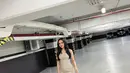 Sementara itu, Lyodra Ginting tampil begitu glamour dan anggun dalam balutan dress emas dengan detail rajutan yang membentuk siluet tubuhnya secara sempurna. [@lyodraofficial/@randymartinnn].