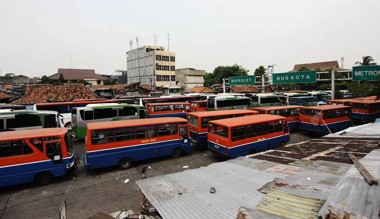 Kenaikan tarif angkutan umum tersebut berlaku bagi angkutan kota, KWK, Mikrolet, Metromini, Kopaja, dan bus besar seperti APTB, Jakarta, Senin (24/11/2014). (Liputan6.com/Faizal Fanani)