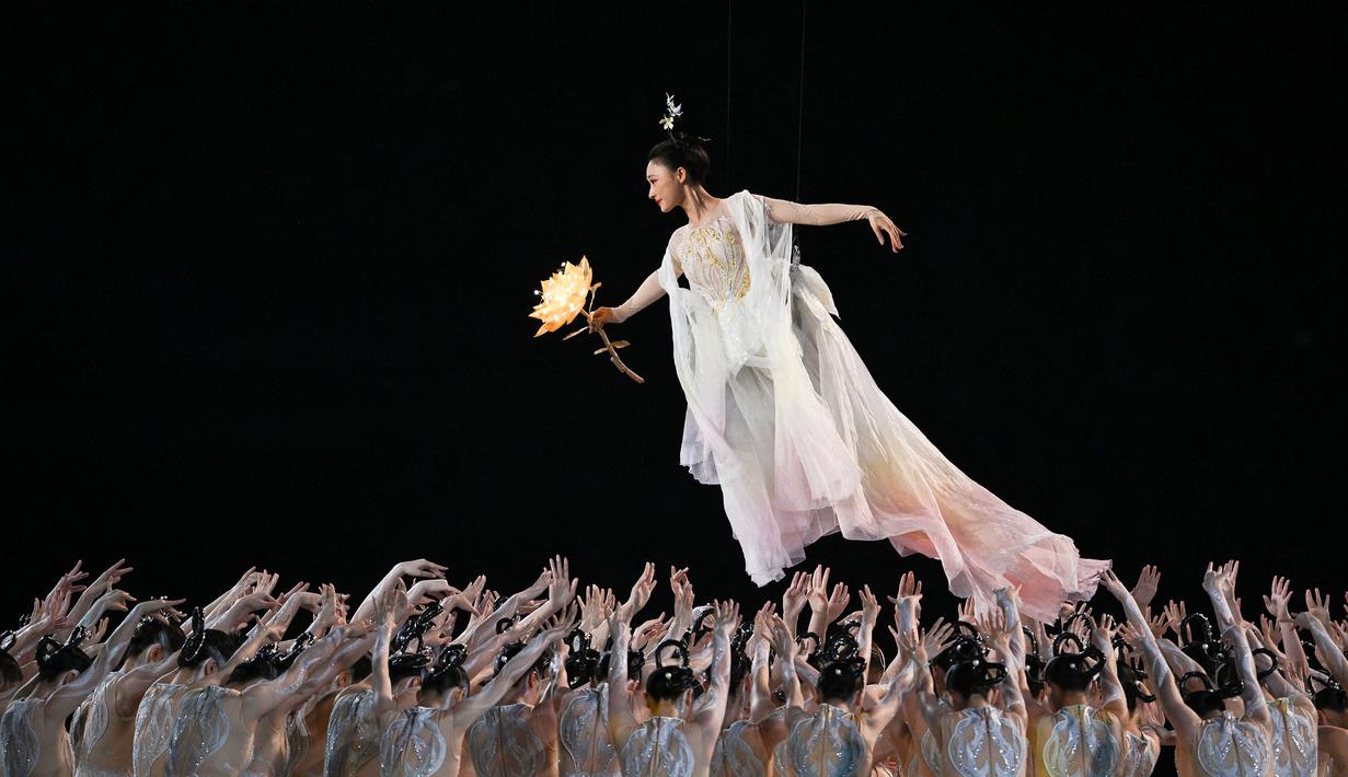 Pertunjukan tari saat upacara penutupan Asian Games 2022 yang berlangsung di Hangzhou Olympic Sports Centre Stadium, Hangzhou, China pada Minggu (08/10/2023). (AFP/Jung Yeon-je)