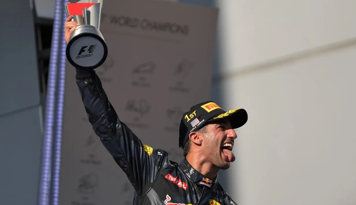 Pebalap Red Bull Racing, Daniel Ricciardo, menjadi pemenang balapan F1 GP Malaysia di Sirkuit Sepang, Minggu (2/10/2016). Kemenangan ini tak lepas dari nasib apes yang dialami pebalap Mercedes GP, Lewis Hamilton. (AFP/Mohd Rasfan)