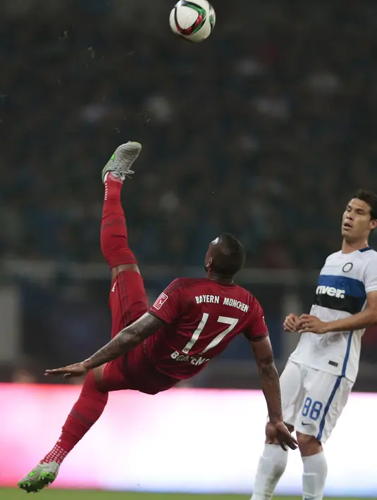 Pemain Bayern Muenchen Jerome Boateng (Kiri) berebut bola dengan gelandang Inter Milan, Hernanes saat Audi Football Summit 2015 di Stadion Shanghai, Cina, Selasa, (21/07 2015). Bayern menang atas Inter Milan dengan skor 1-0. (REUTERS/Aly Lagu)