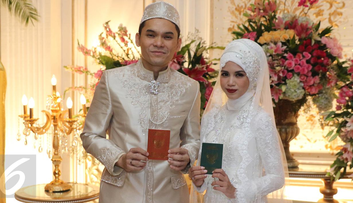 Pasangan Artis, Ben Kasyafani dan Nesyana Ayu Nabila berpose sambil memegang buku nikah usai ijab kabul di  kawasan Mega Kuningan, Jakarta, Sabtu (30/07). (Liputan6.com/Herman Zakharia)