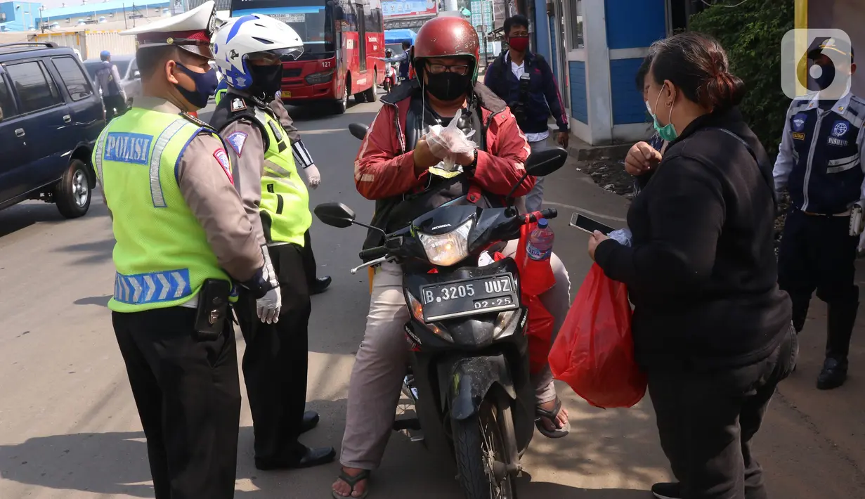 Polisi melakukan pemeriksaan pengendara motor saat pelaksanaan Pembatasan Sosial Berskala Besar (PSBB) di kawasan Gading Serpong, Tangerang Selatan, Sabtu (18/4/2020). PSBB di Tangerang Raya dalam menangani penyebaran virus corona (Covid-19) mulai berlaku sejak Hari ini. (Liputan6.com/Angga Yuniar)