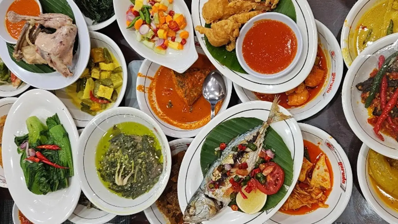 Rekomendasi Tempat Makan Enak dan Murah Dekat Stasiun KRL Gondangdia