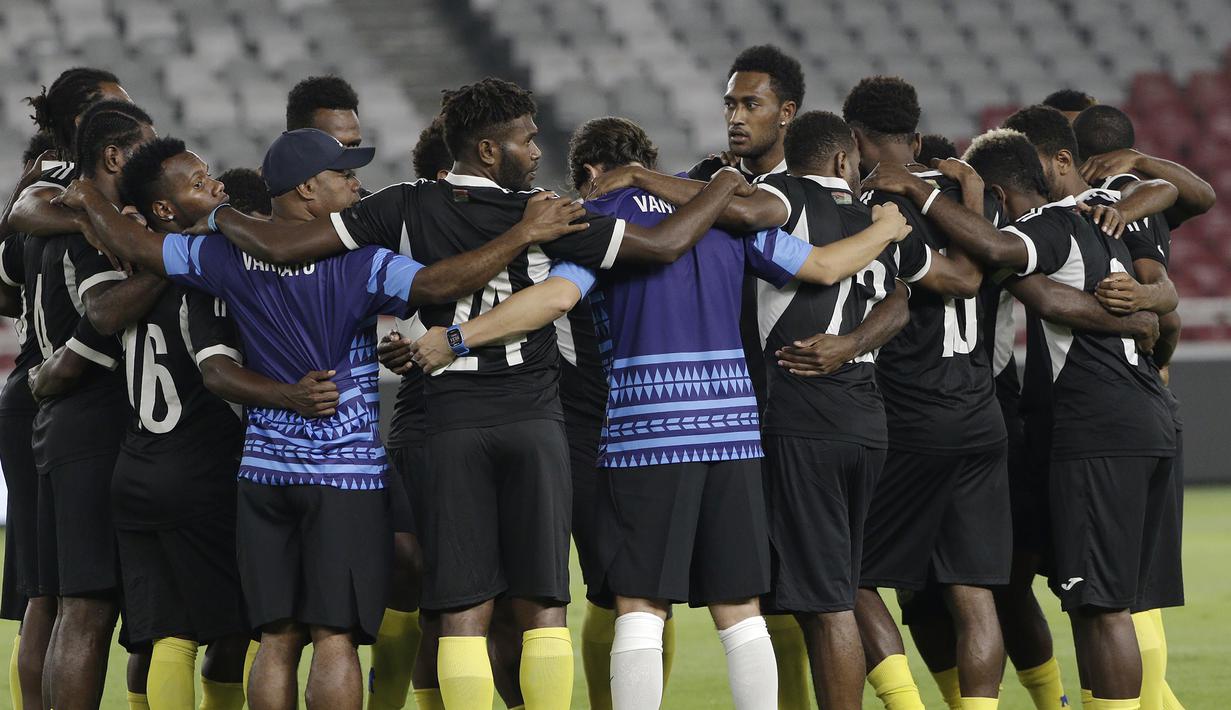 Para pemain Vanuatu berkumpul usai latihan di SUGBK, Jakarta, Jumat (14/6). Latihan ini persiapan jelang laga persahabatan melawan Timnas Indonesia. (Bola.com/Yoppy Renato)