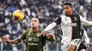 Pemain Juventus, Alex Sandro, berebut bola dengan gelandang Cagliari, Radja Nainggolan, pada laga Serie A di Stadion Juventus, Turin, Senin (6/1/2020). Juventus menang 4-0 atas Cagliari. (AP/Marco Alpozzi)