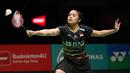Pemain bulu tangkis Indonesia Gregoria Mariska Tunjung membalas tembakan pemain bulu tangkis China Chen Yu Fei pada pertandingan perempat final tunggal putri Malaysia Open 2024 di Kuala Lumpur, Malaysia, Jumat (12/1/2024). Harapan Gregoria meneruskan langkahnya di Malaysia Open 2024 kandas. (AP Photo/Kien Huo)