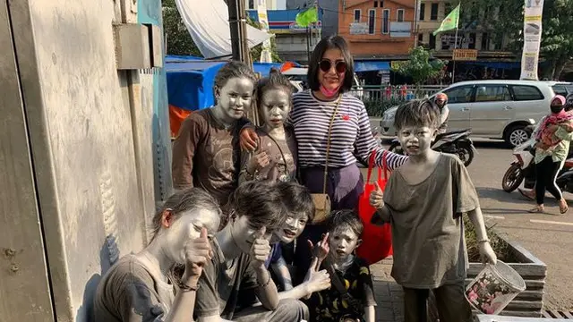 Rezy Adisty Bareng Manusia Silver