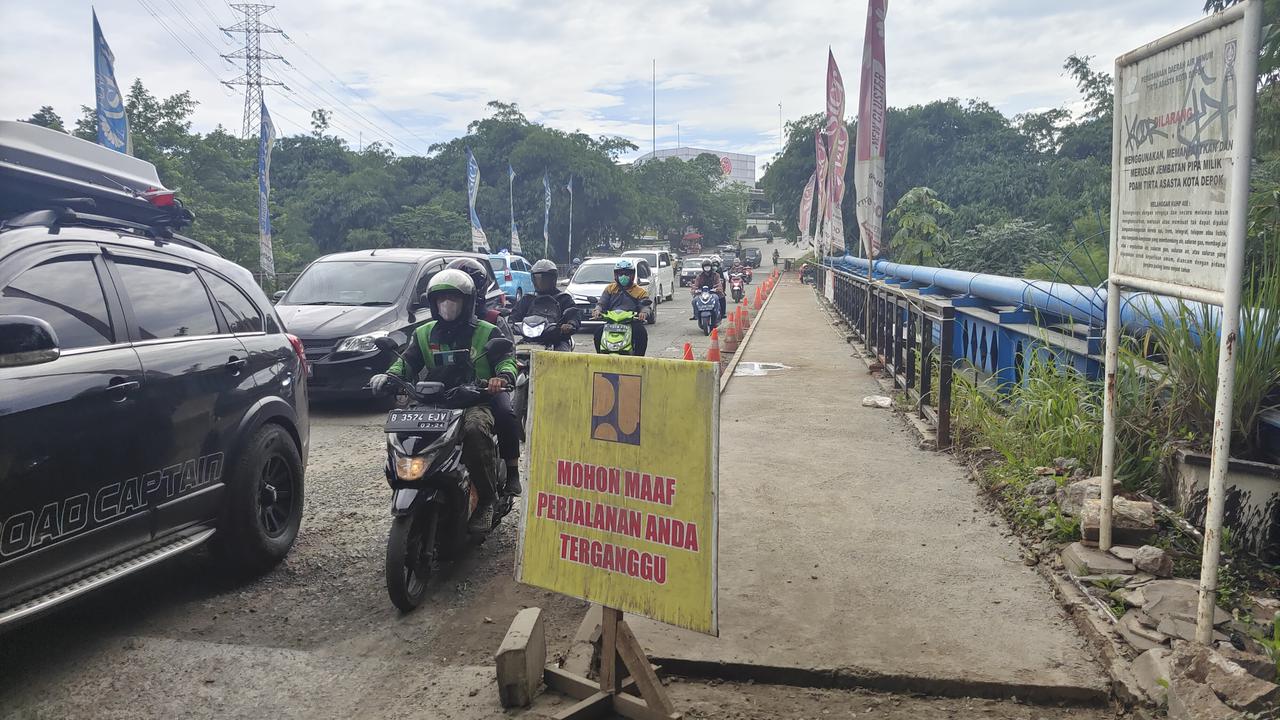 Pengerjaan perbaikan jembatan GDC yang ditargetkan hingga akhir Desember 2022. (Liputan6.com/Dicky Agung Prihanto)