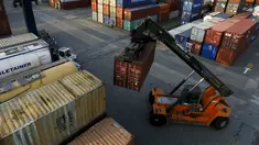 Pekerja menumpuk peti kemas di Pelabuhan Tanjung Priok, Jakarta, Rabu (5/8/2015). BPS melaporkan pertumbuhan ekonomi Indonesia tumbuh 4,67 persen pada kuartal II 2015, turun dari 4,71 persen pada kuartal pertama 2015. (REUTERS/Beawiharta)