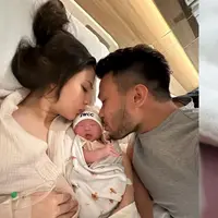 Berfoto perdana bertiga, Jessica Mila pun tampil dengan wajah tanpa makeup namun tetap glowing setelah melahirkan. Dengan rambut yang diikat acak-acakan. [@yakuphasibuan]