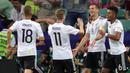 Gelandang Jerman, Leon Goretzka, merayakan gol yang dicetaknya ke gawang Mexico pada laga semifinal Piala Konfederasi di Stadion Fisht, Sochi, Kamis (29/6/2017). Jerman menang 4-1 atas Mexico. (EPA/Armando Babani)