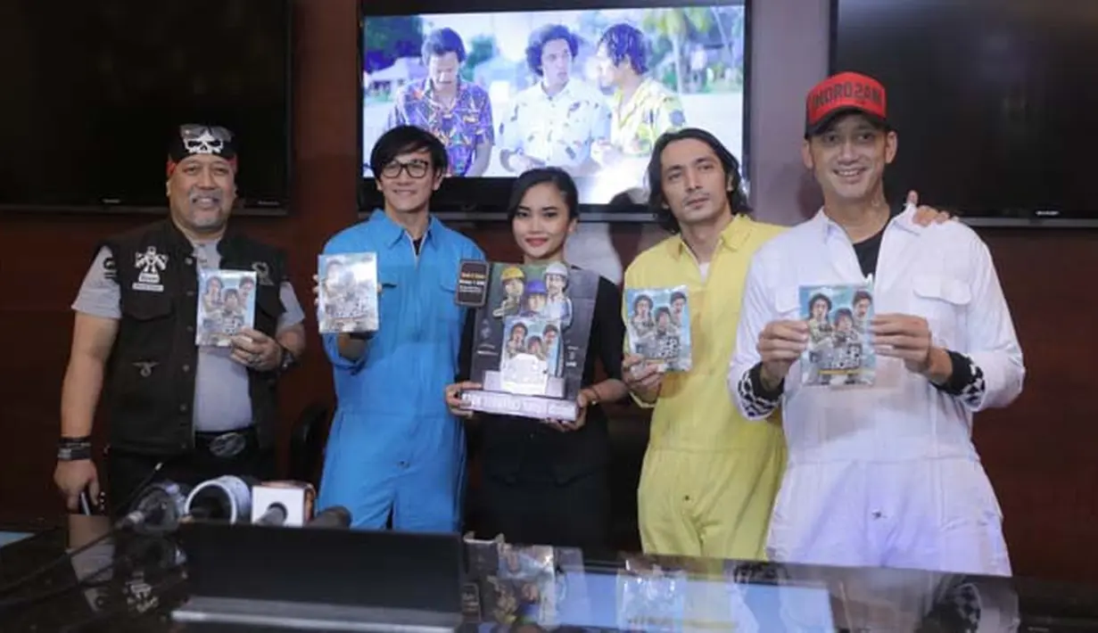 Antusias tinggi tidak haya terlihat dari para penggemar yang menunggu kehadiran film tersebut. Namun juga para pemain yang begitu semangat melakukan kegiatan promosinya jelang hari bahagia mereka. (Nurwahyunan/Bintang.com)