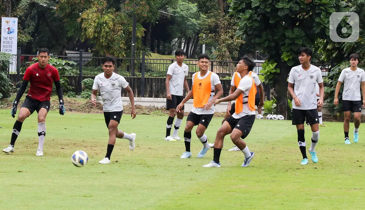 Para pemain Timnas Indonesia U-20 berlatih di Lapangan A Senayan, Jakarta, Rabu (15/2/2023). Timnas Indonesia U-20 menjalani pemusatan latihan jelang kejuaraan Piala Asia U-20 2023 dan akan mengikuti mini tournament yang digelar oleh PSSI. (Liputan6.com/Herman Zakharia)