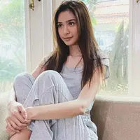 Gaya kasual seakan sudah menjadi andalan wanita 26 tahun ini. Seperti sedang bersantai di rumah, kekasih Deva Mahenra ini tampil stylish dengan kaus berwarna abu-abu yang dipadukan dengan celana senada. (Liputan6.com/IG/@miktambayong)