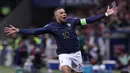 Pakar transfer Fabrizio Romano menyebut Mbappe bakal menerima bonus signing fee sebesar 150 juta euro (sekitar Rp2,6 triliun) yang dicicil sesuai durasi kesepakatan kerja. Angka tersebut belum mencakup gaji bersih sebesar 15 juta euro per musim. (FRANCK FIFE / AFP)