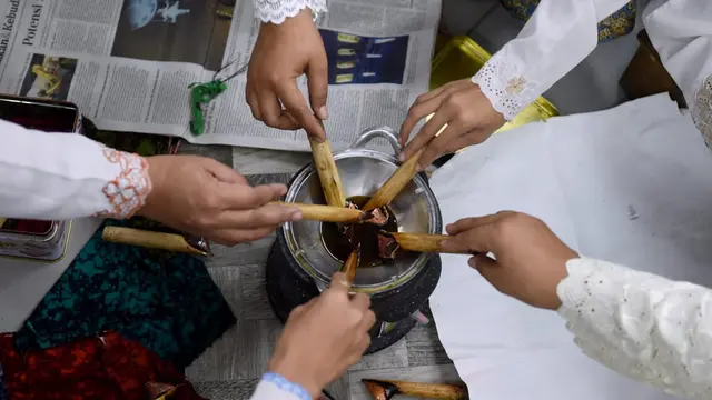 Presiden Jokowi dan ibu negara turut membatik di kain 74 meter (Foto: Dok Satpres)