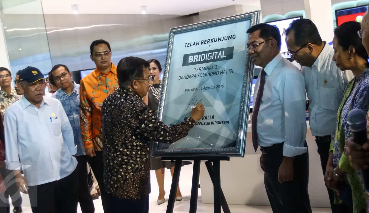 Wapres Jusuf Kalla didampingi Dirut Bank BRI, Asmawi Syam, Menteri BUMN saat menandatangani BRIDIGITAL di Terminal 3 Bandara Soetta di Tangerang, Banten (15/8). (Liputan6.com/Fery Pradolo)